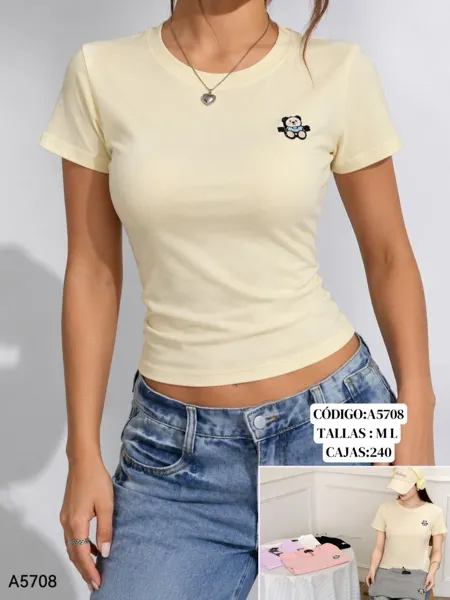 Playera con bordado de oso