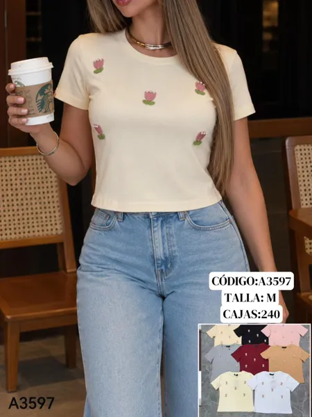 Camiseta con apliques de flores