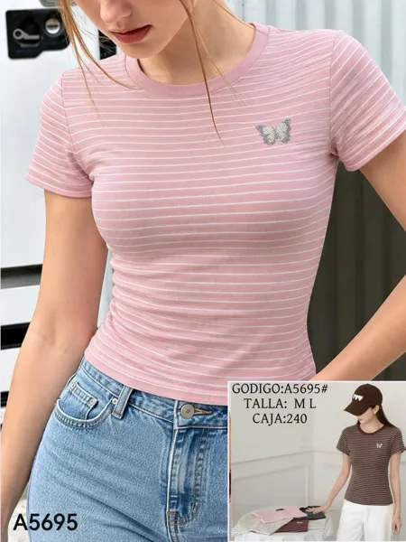 Camiseta de rayas con aplique de mariposa