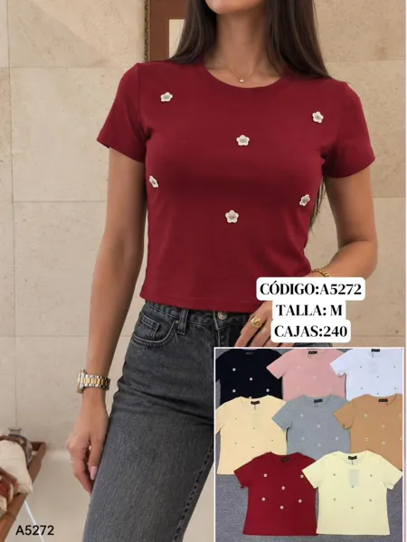Playera con aplicaciones de flores