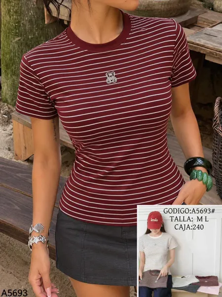 Playera de rayas con bordado
