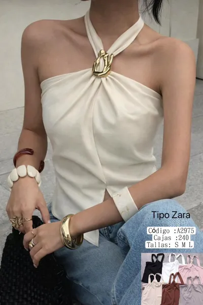 Top halter con detalle metálico