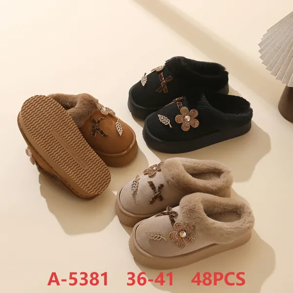 Pantuflas de felpa con flor de pedreria para mujer