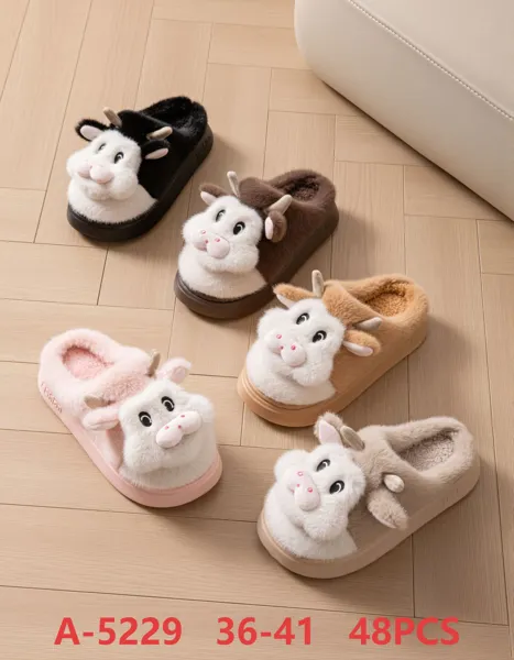 Pantuflas de felpa con diseño de vaquita y cuernos para mujer