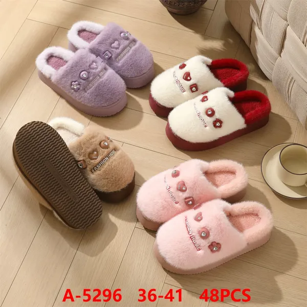 Pantuflas de felpa con dijes de corazón para mujer