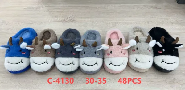 Pantuflas de felpa con diseno de vaquita para ninos