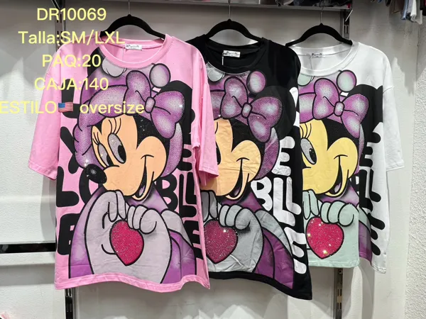 Playera oversize estampado de ratoncita con moño y corazón de pedrería para mujer
