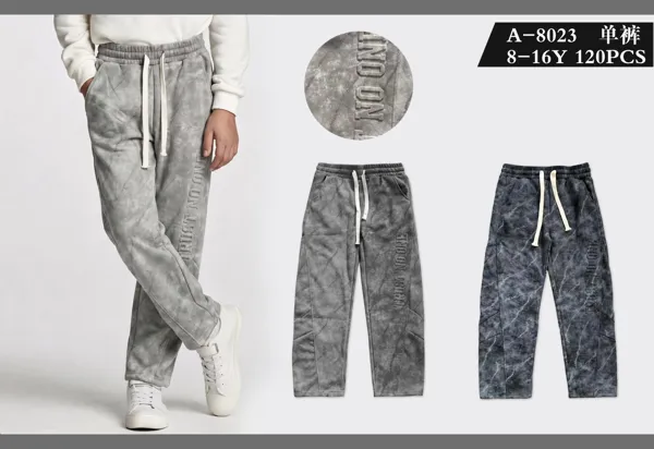Pantalón de felpa deslavada con letras en relieve y cordón para niño