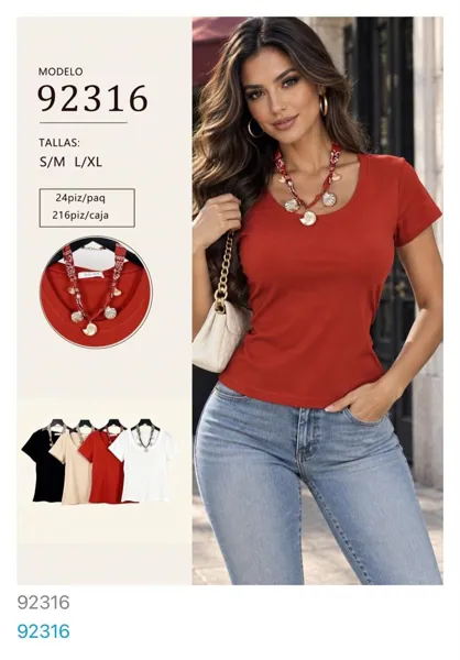 Playera de manga corta con collar incluido para mujer