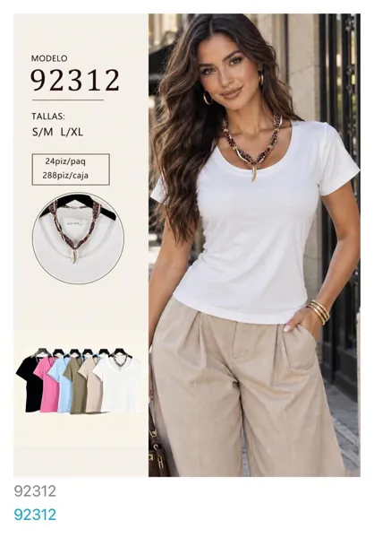 Playera de manga corta con collar decorativo para mujer