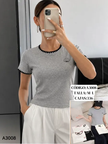 Playera de manga corta con bordado de concha y orilla en contraste