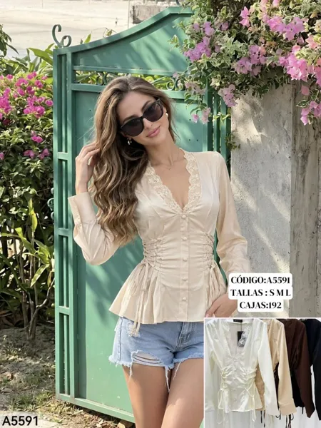 Blusa con encaje y ajuste lateral