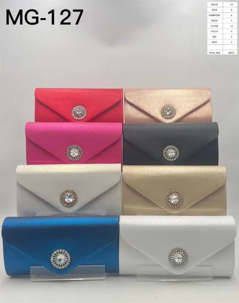 Clutch tipo sobre texturizado con broche redondo de pedrería para mujer