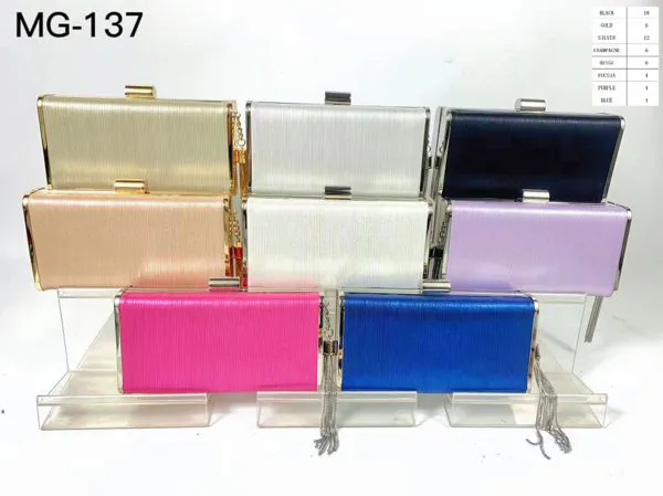 Clutch rígido rectangular metalizado con borla de cadena plateada