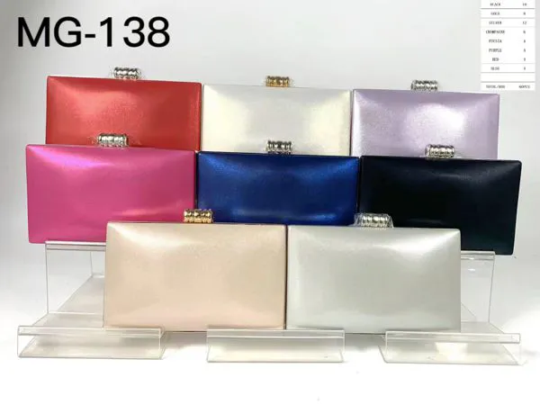 Clutch rígido de acabado perlado liso con cierre de cristales
