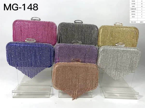 Clutch cubierto de pedrería con flecos de cristales y asa de argolla
