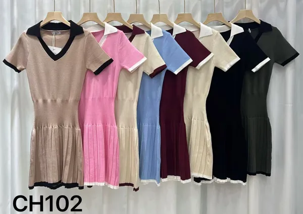 Vestido corto de punto con cuello polo y falda plisada