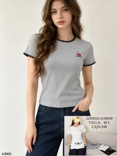 Playera de manga corta con bordado de cerezas y ribete ondulado