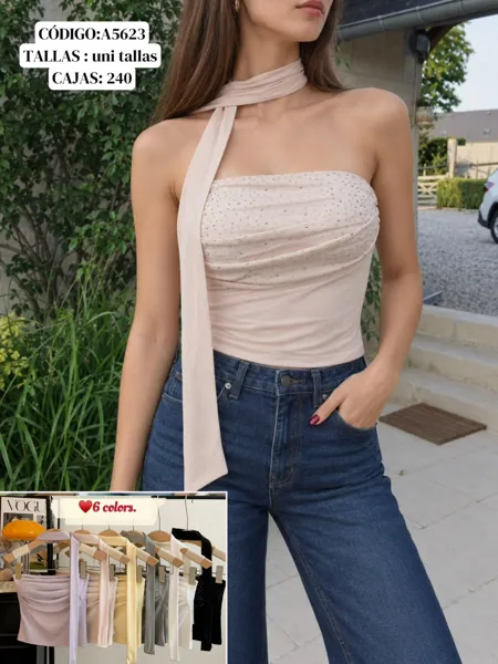 Top strapless con pedrería y pañuelo al cuello