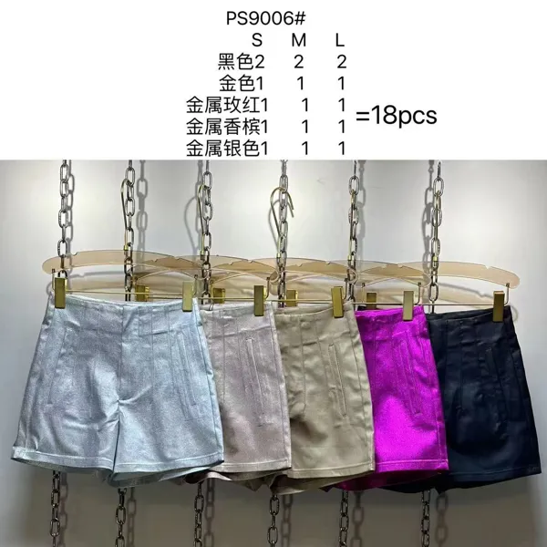 Shorts tipo falda en varios colores, colgados en ganchos